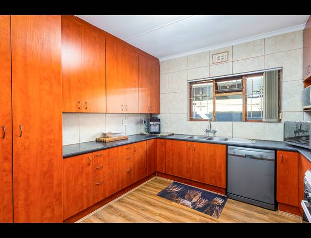 3 BEDROOM FREEHOLD FOR SALE IN CHURCHILL ESTATE